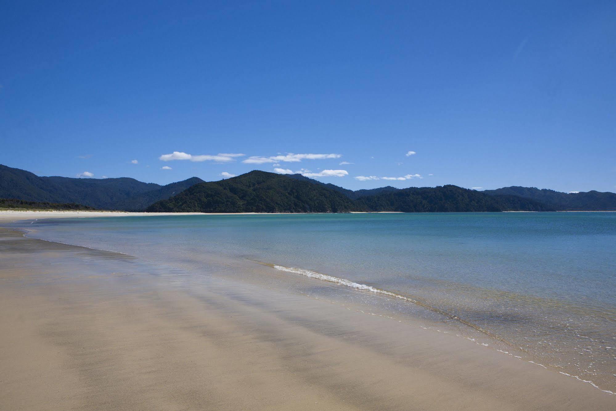 อวารัว ลอดจ์ Hotel Awaroa Bay ภายนอก รูปภาพ