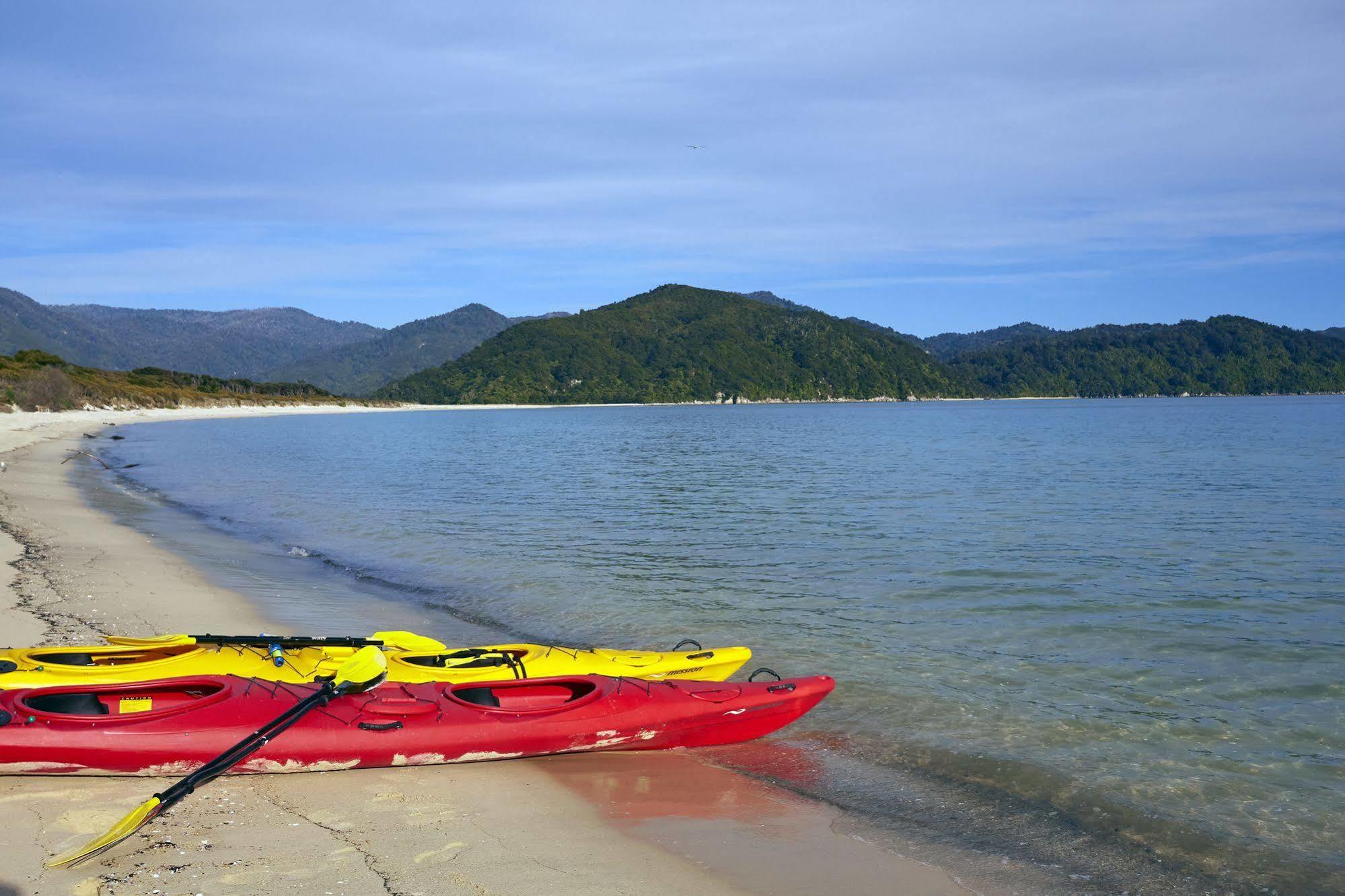 อวารัว ลอดจ์ Hotel Awaroa Bay ภายนอก รูปภาพ